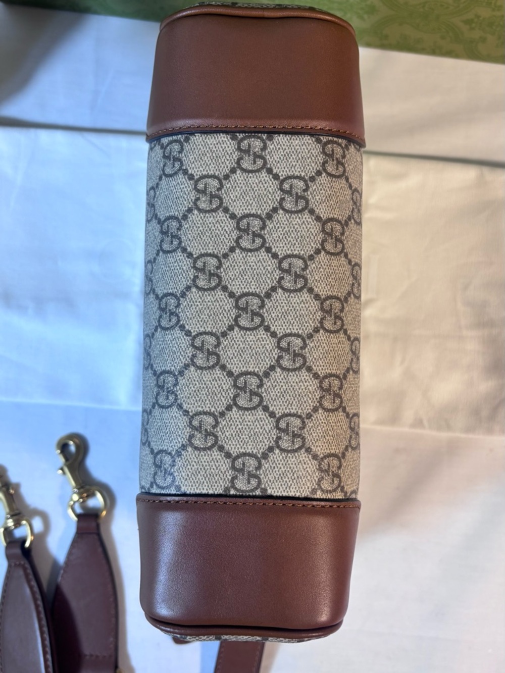 Beautiful Gucci Small Emblem Crossbody - Picture 7 of 16